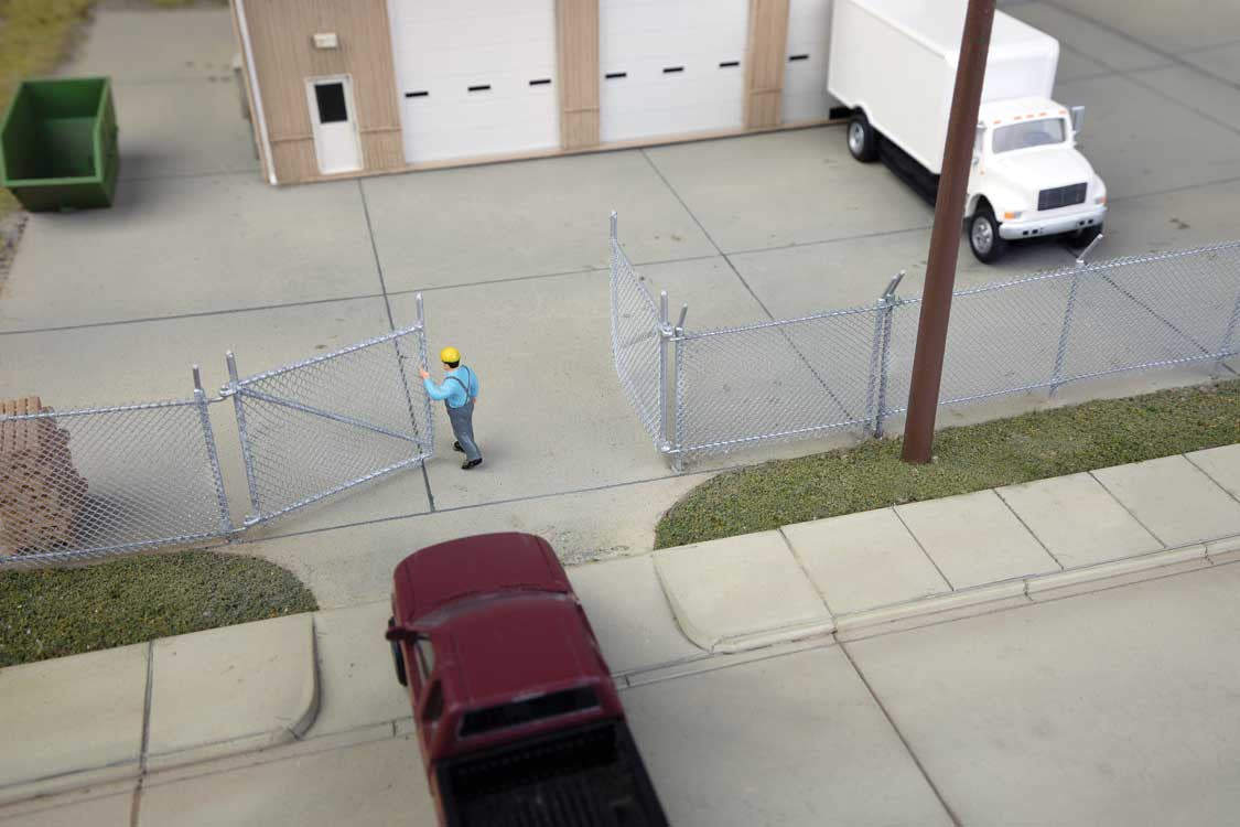 Walthers Scenemaster HO 949-4204 Built-Up Chain Link Fence - Kit