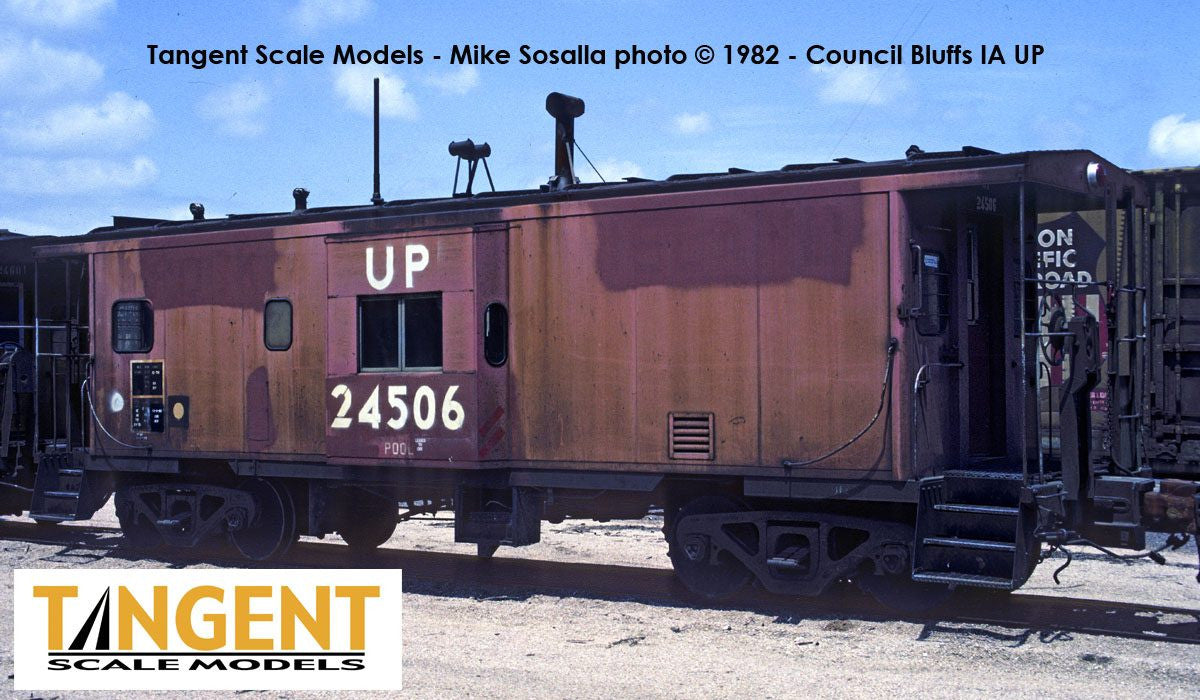 Tangent Scale Models HO 60414-02 ICC Bay Window Caboose Chicago & Northwestern Lease 1980+ w/ FRA Red Light UP #24506