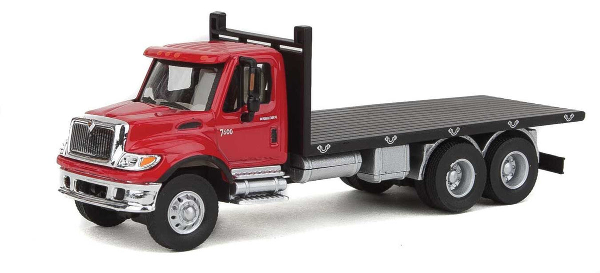 Walthers SceneMaster HO 949-11652 International 7600 3-Axle Flatbed Truck Red Cab Black Bed