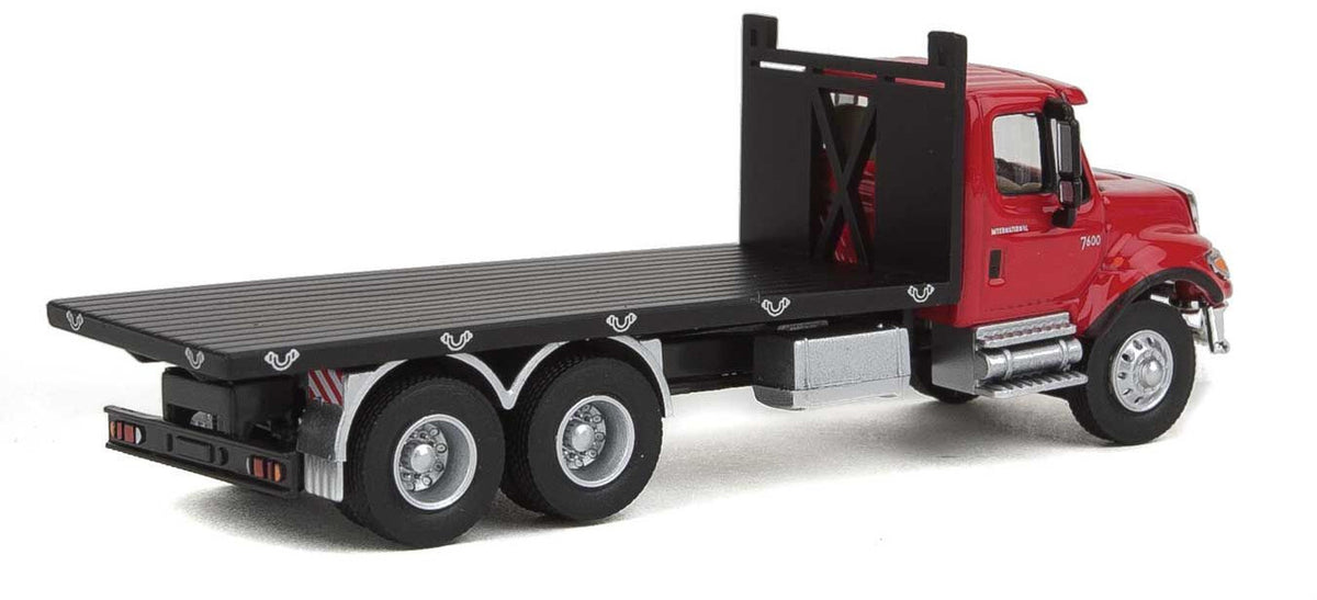 Walthers SceneMaster HO 949-11652 International 7600 3-Axle Flatbed Truck Red Cab Black Bed