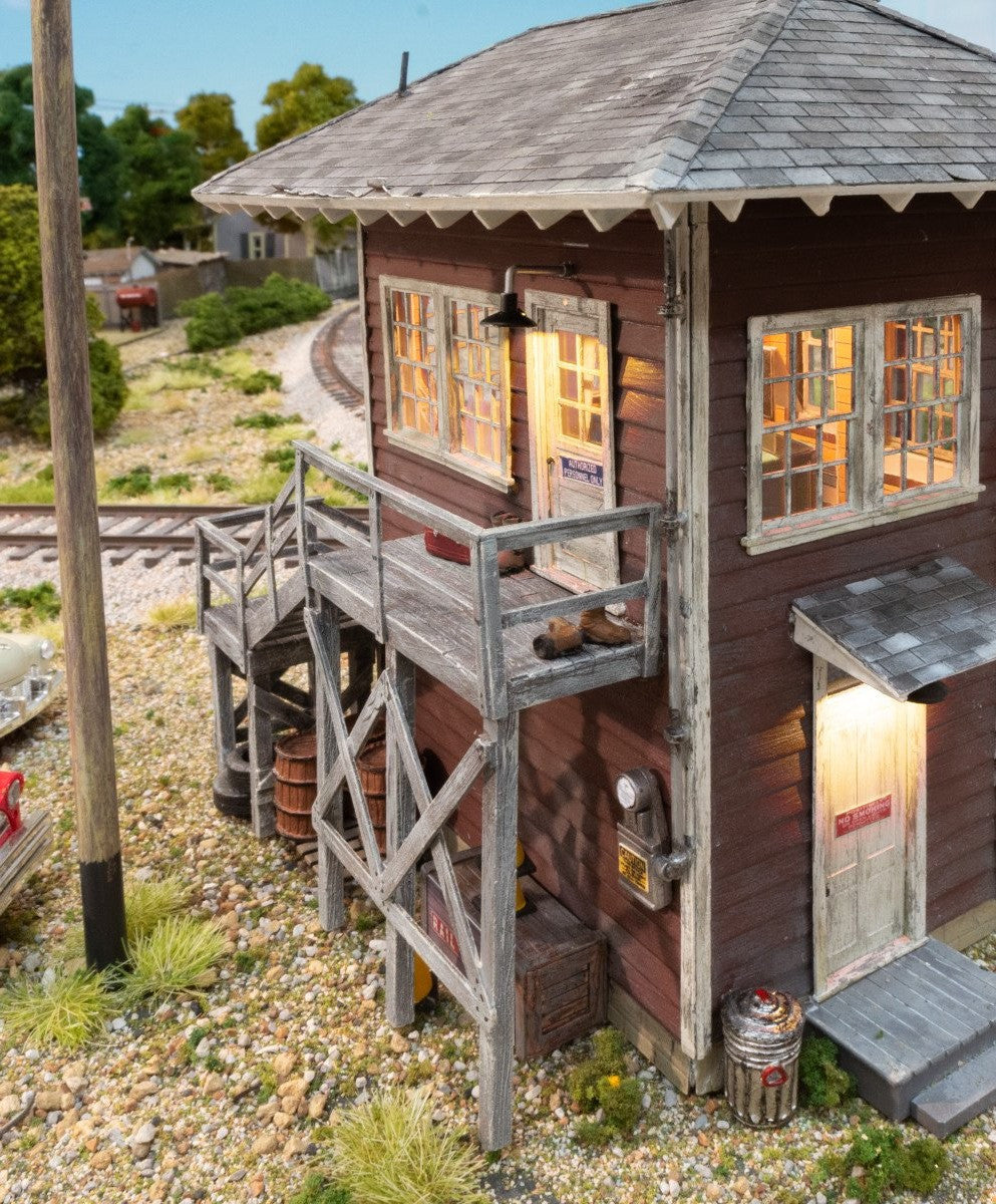 Woodland Scenics N BR4964 - Built-&-Ready Landmark Structure Interlocking Tower - Assembled
