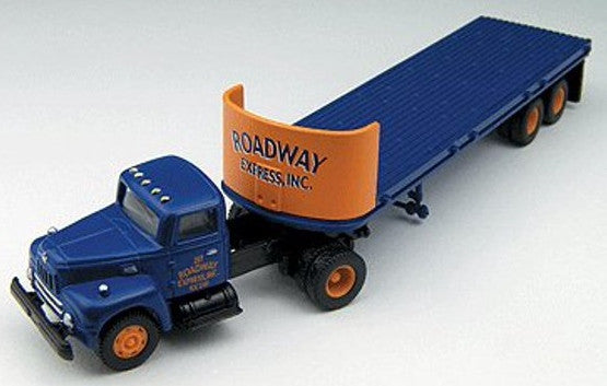 Classic Metal Works Mini Metals HO CMW31122 International Harvester R-190 Tractor with 32' Flatbed Trailer Roadway