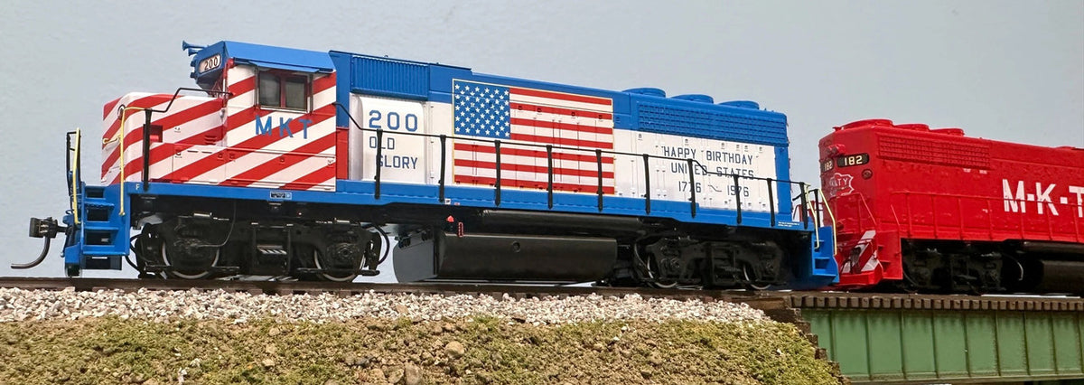 Rapido Trains Inc HO 40559 DCC/ESU LokSound V5 Equipped EMD GP40 Locomotive Missouri-Kansas-Texas MKT 'Bicentennial Scheme' MKT #200